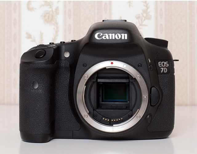 Ausrüstungsempfehlung für die Hochzeitsfotografie empfohlene DSLR Spiegelreflexkamera mit APS-C Sensor isoliert vor Vintage Hintergrund als Ausrüstung für die Hochzeitsfotografie