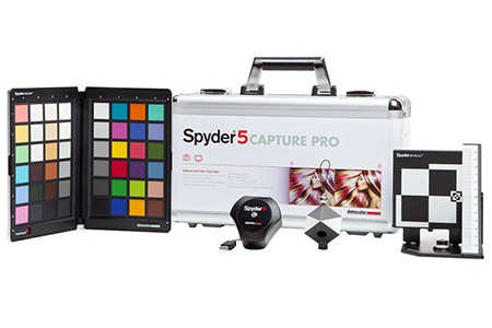 Das Datacolor Spyder5Capturepro Set vor weißem Hintergrund.