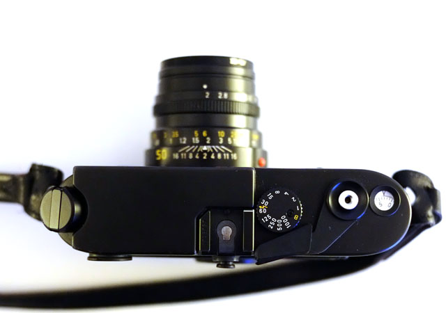 Nahaufnahme Oberseite der Leica M6 mit Zeitenrad