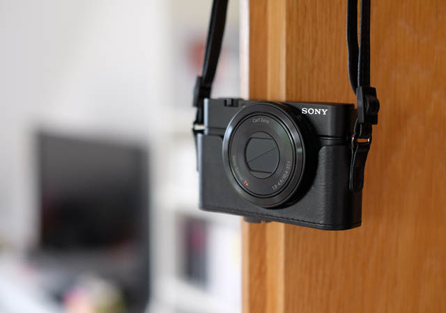 Sony RX100 an Tür hängend mit Ledertasche